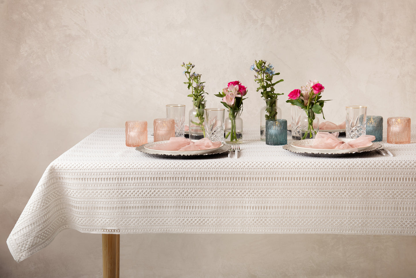 Loressa White Lined Tablecloth